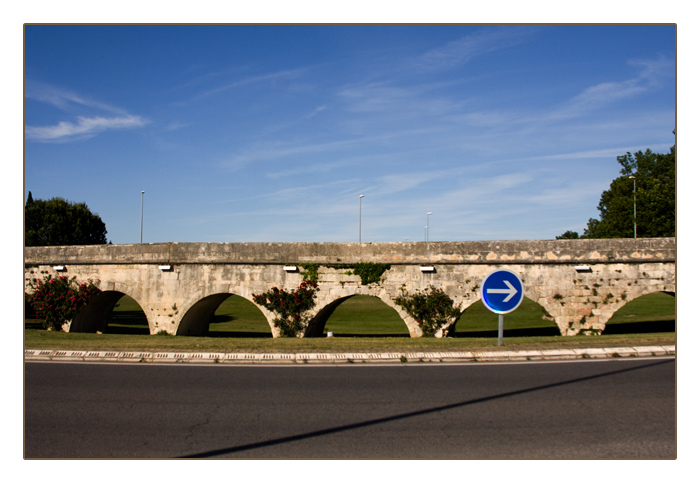 Römische Wasserleitung (Aquädukt) auf einer Kreisverkehrsinsel bei Arles