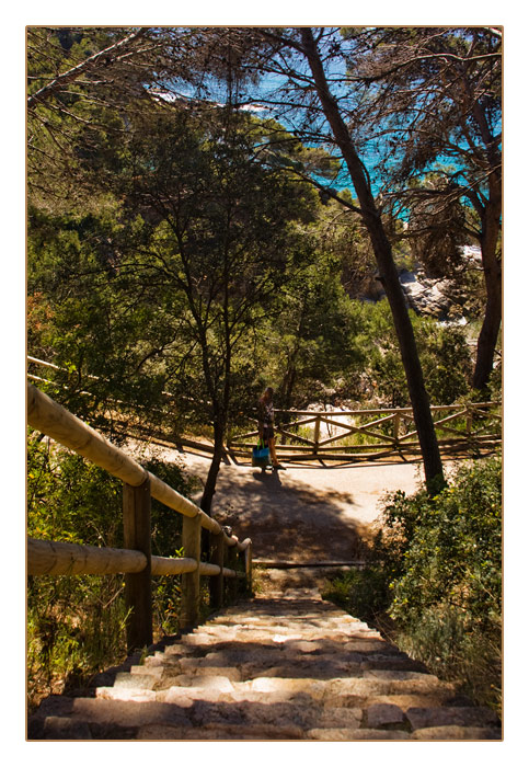 viele Treppen führen zum Strand in Cala Llevadó