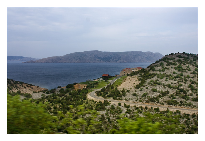 der Küste entlang mit Blick auf die Inseln der Region Kvarner Bucht