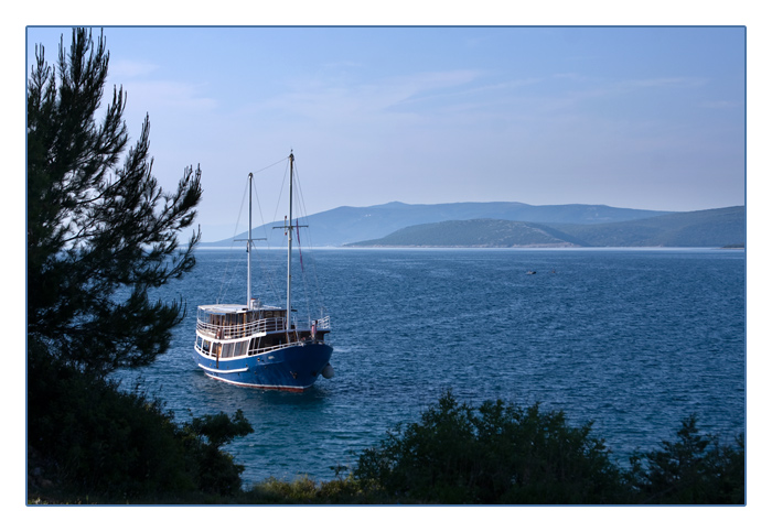 ein Touristenschiff bei Osor, am Kanal zwischen der Insel Cres und Lošinj (Losinj), Kroatien