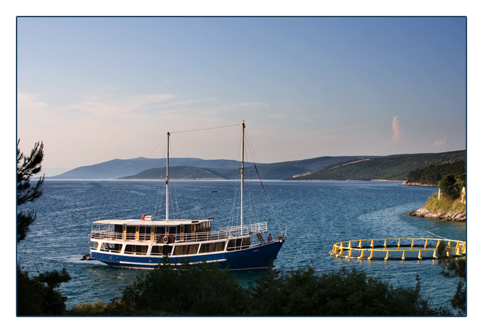 ein Touristenschiff bei Osor, am Kanal zwischen der Insel Cres und Lošinj (Losinj), Kroatien