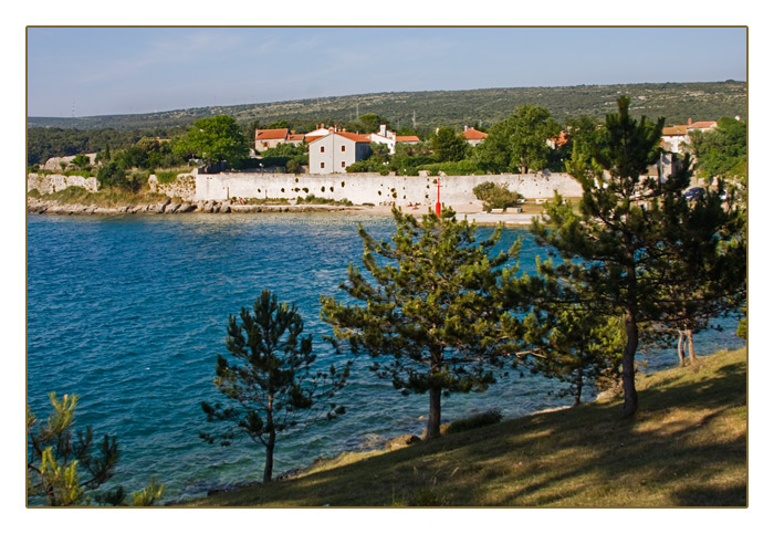 Blick auf die Badebucht und alte Stadtmauer von Osor