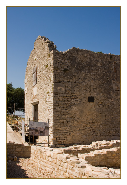 Benedikterkloster in Osor, am Kanal zwischen der Insel Cres und Lošinj (Losinj), Kroatien