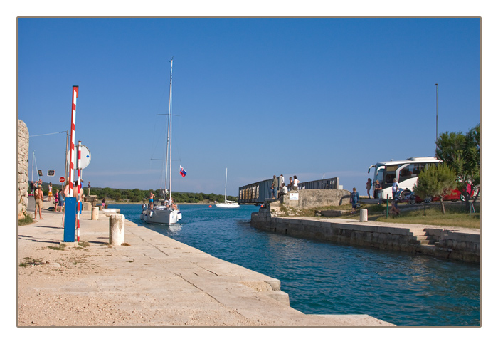 die Drehbrücke von Osor, am Kanal zwischen der Insel Cres und Lošinj (Losinj), Kroatien