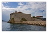 die Hafenausfahrt um die Stadtmauer von Rab, Kroatien