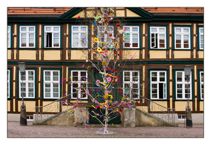 Rathaus Grabow mit Maibaum