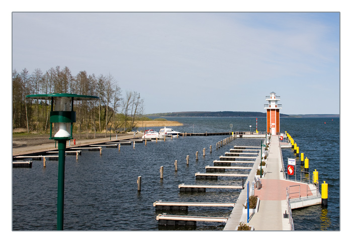 Steg am Elde-Hafen und Wasserwanderrastplatz in Plau am See mit Aussichtsturm