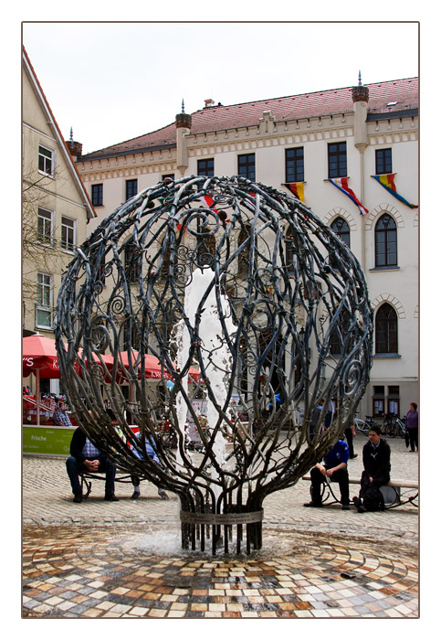 Brunnen auf dem Marktplatz in Waren an der Müritz