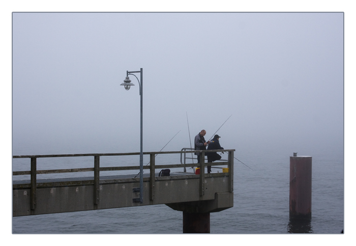 Angler auf der Seebr&uuml;cke G&ouml;hren im Nebel, Insel R&uuml;gen