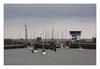 Boote warten an der Schleuse, Deich-Überfahrt (Afsluitdijk) Ijsselmeer/Nordsee