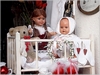 Kindertr&auml;ume (Schaufensterdeko mit Puppen aus alten Zeiten)