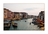 Blick von der Rialtobrücke auf den Canal Grande in der Abenddämmerung