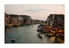 Blick von der Rialtobrücke auf den Canal Grande in der Abenddämmerung