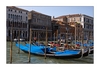 Am Canal Grande in der Nähe der Rialtobrücke. Gondeln noch ausser Betrieb.