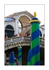 Blick auf die Rialtobrücke mit den schönen bunten Pfählen im Vordergrund