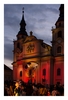 sch&ouml;n beleuchtete evangelische Pfarrkirche auf dem Marktplatz