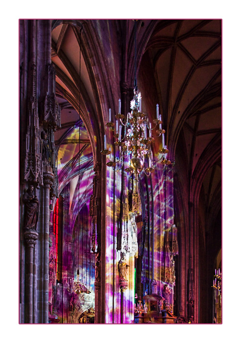 Lichtkunst von Victoria Coelns im Stephansdom