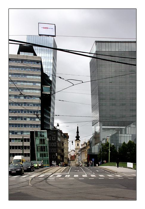 Taborstrasse, auf Generali (li.), Sofitel Hotel (re.) Praterstrasse, Kirche des Spitals der Barmherzigen Brüder