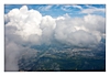 Im Landeanflug! Unter den Wolken erscheinen die Donau und Wien